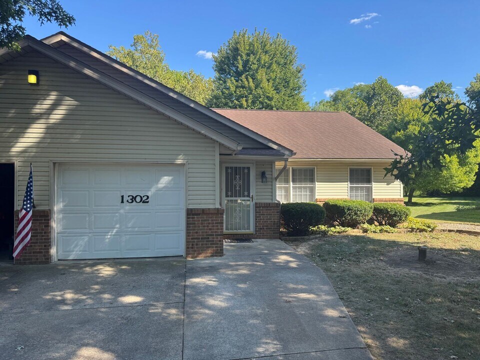 1302 Frank Dr in Wooster, OH - Building Photo