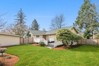 2436 66th Ave SE in Mercer Island, WA - Building Photo - Building Photo