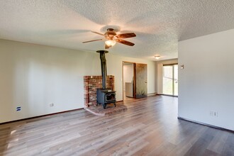1574 SW Swantown Ave in Oak Harbor, WA - Building Photo - Building Photo
