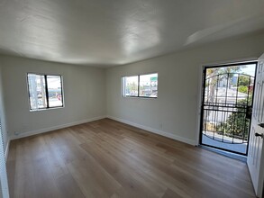 2015 Felspar St in San Diego, CA - Foto de edificio - Building Photo