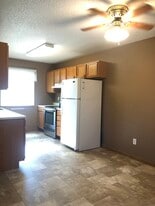 130 Park Pl in Salem, SD - Building Photo