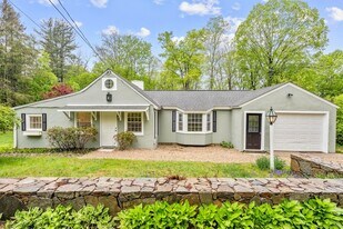 13 South St in Washington, CT - Building Photo