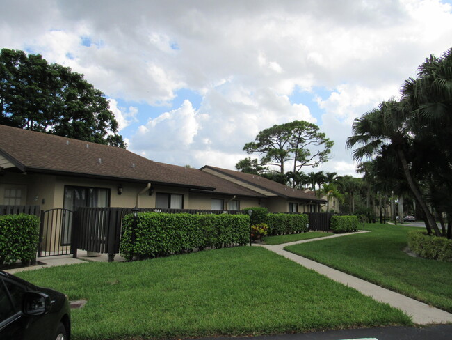 538 Shady Pine Way in Greenacres, FL - Building Photo - Building Photo