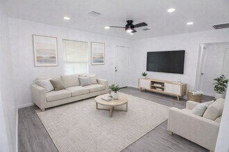 9210 St Lo Rd in Houston, TX - Building Photo - Building Photo