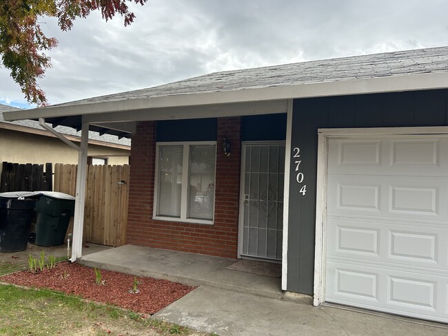 2704 San Ignacio Ave in Modesto, CA - Building Photo - Building Photo