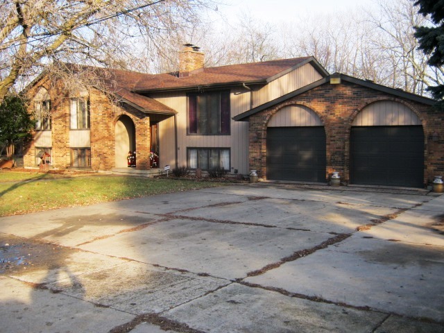 1911 Hilltop Ave in Zion, IL - Building Photo