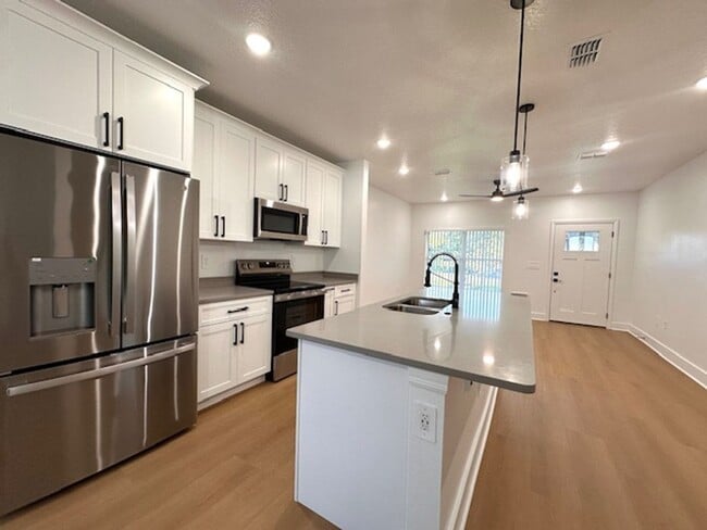 250 E Collins St in Umatilla, FL - Building Photo - Building Photo