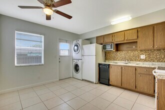 1919 Doffer Ln in North Palm Beach, FL - Building Photo - Building Photo