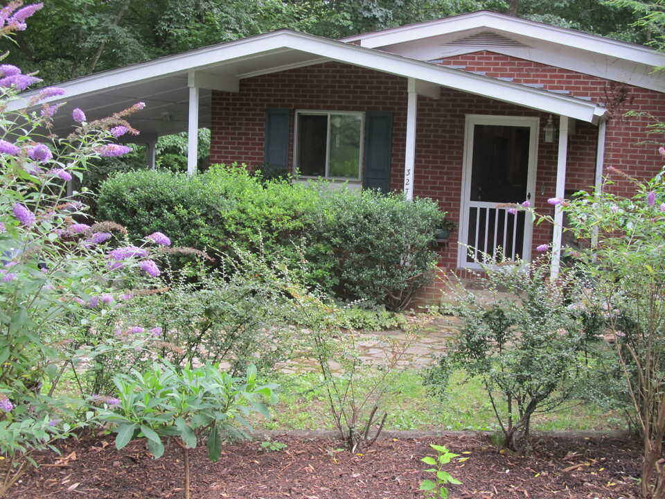 327 S Laurel Cir in Black Mountain, NC - Foto de edificio