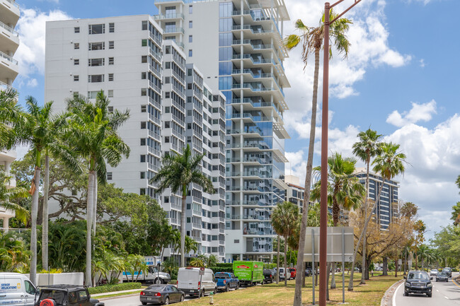 Royal Saint Andrew Condominiums in Sarasota, FL - Building Photo - Building Photo