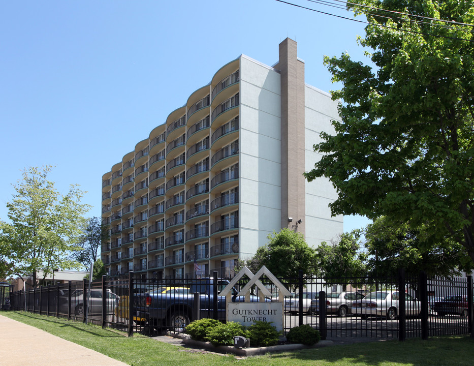 Gutknecht Tower in Youngstown, OH - Building Photo