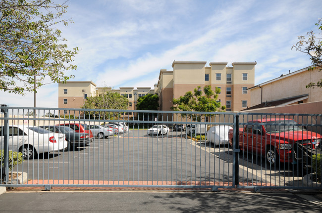 Gardena Valley Towers Co-op in Gardena, CA - Foto de edificio - Building Photo