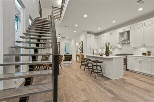 933 W Eighth St in Dallas, TX - Building Photo