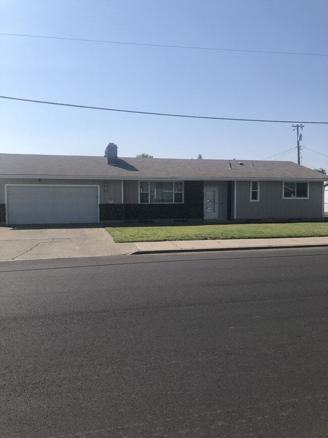 property at 516 E Wedgewood Ave