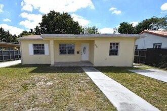 12867 Stacey E Cox Ct in Hialeah, FL - Foto de edificio - Building Photo