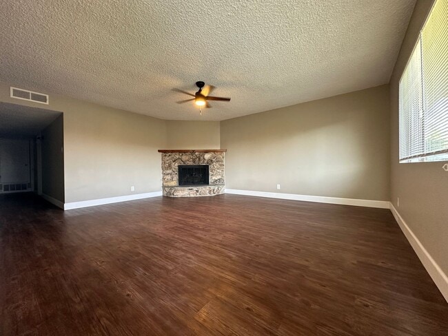 202 Irene St in Taft, CA - Building Photo - Building Photo