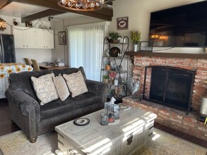 24441 Oaktree Ct in Tehachapi, CA - Foto de edificio - Building Photo