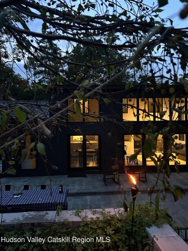 106 Chestnut Hill Rd in Woodstock, NY - Building Photo - Building Photo