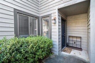 802 Cedar Chase Cir NE in Atlanta, GA - Foto de edificio - Building Photo