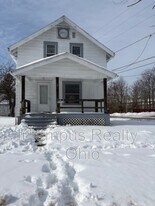 437 Nevada Ave NW in Warren, OH - Building Photo