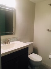 2420 Diana Dr, Unit 202 in Hallandale Beach, FL - Foto de edificio - Building Photo