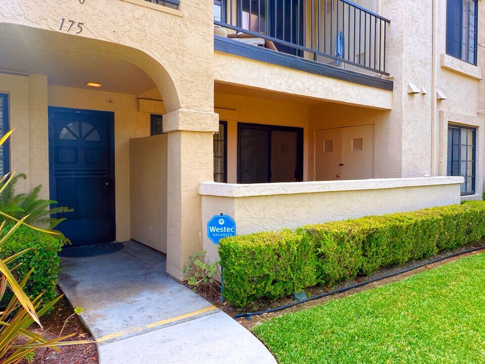 13206 Wimberly Square in San Diego, CA - Building Photo