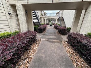 10075 Westpark Dr in Houston, TX - Building Photo - Building Photo