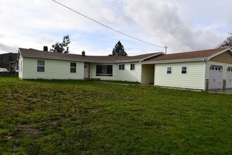 2347 Cannon Ave in Roseburg, OR - Building Photo - Building Photo