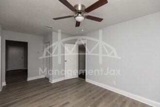 5736 Teeler Ave in Jacksonville, FL - Building Photo - Building Photo