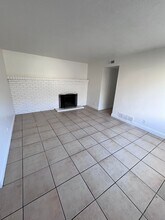 5932-5934 Clover Manor Way in Sacramento, CA - Building Photo - Building Photo