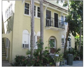 212 Oleander Ave in Palm Beach, FL - Building Photo - Building Photo