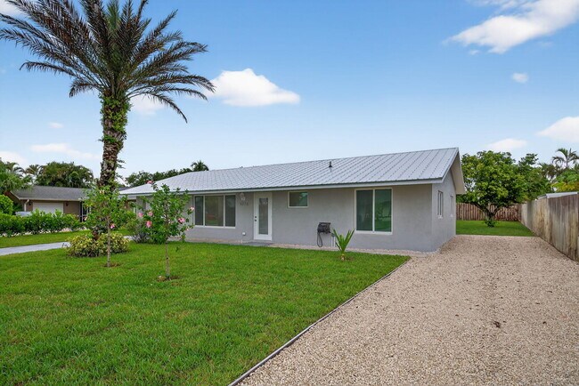 8776 SE Sandy Ln in Hobe Sound, FL - Building Photo - Building Photo