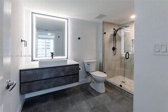 1155 Brickell Bay Dr, Unit 2204 in Miami, FL - Foto de edificio - Building Photo