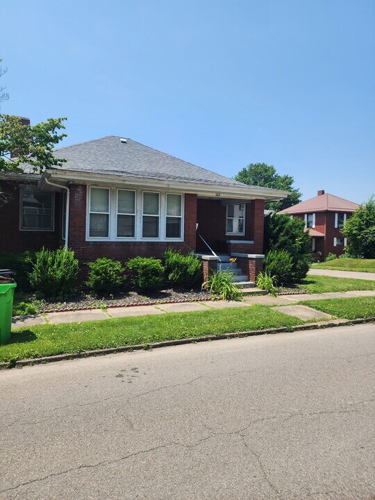 205 S 15th St in Coshocton, OH - Foto de edificio