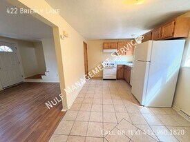 422 Brierly Ln in West Mifflin, PA - Building Photo