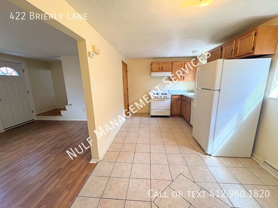 422 Brierly Ln in West Mifflin, PA - Building Photo