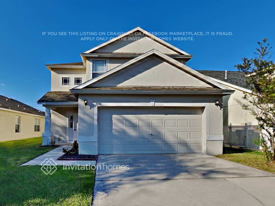8233 Crescent Moon Dr in New Port Richey, FL - Building Photo