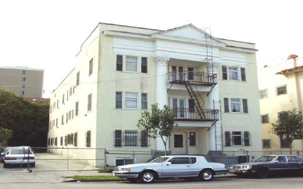 2618 San Marino St in Los Angeles, CA - Building Photo - Building Photo