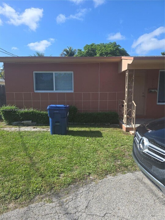 319 NE 114th St in Miami, FL - Building Photo