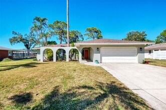 2221 Pine View Cir in Sarasota, FL - Building Photo - Building Photo