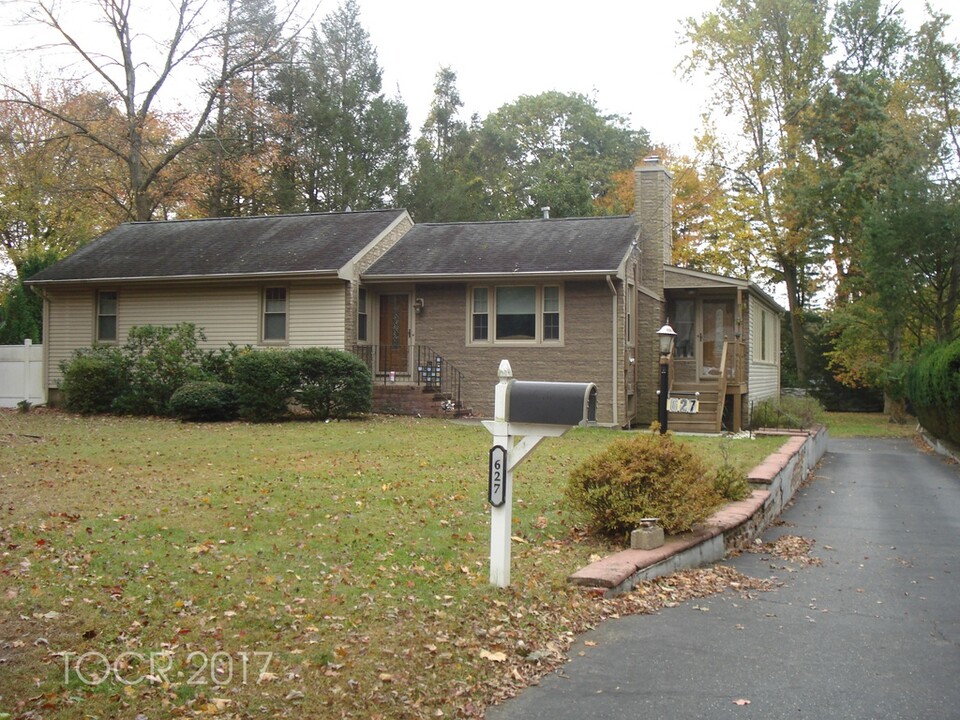 627 Montview Pl in River Vale, NJ - Building Photo