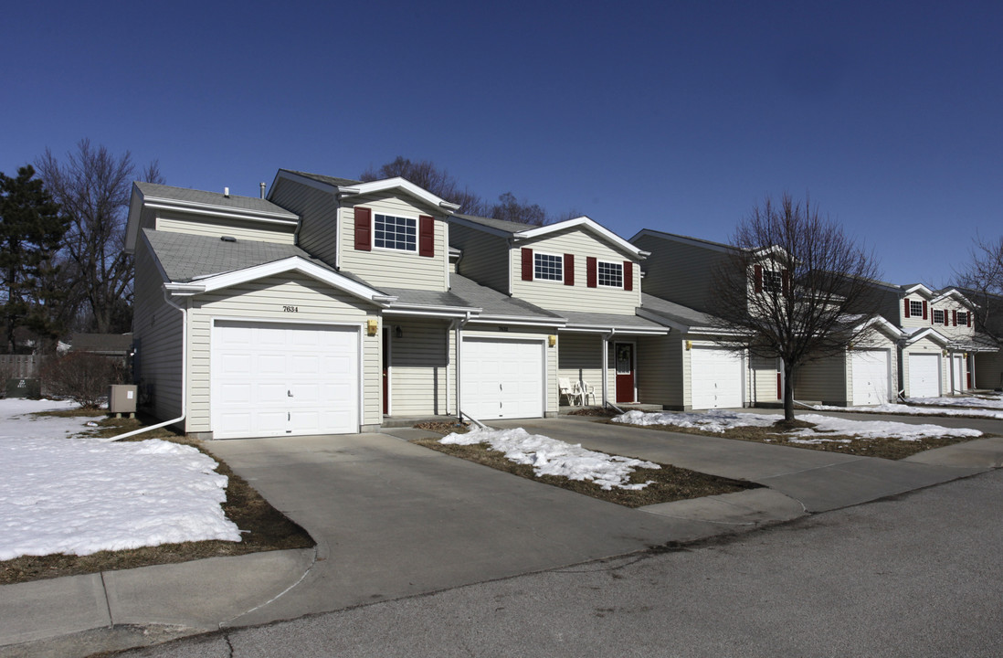 Caravelle Townhomes in Omaha, NE - Foto de edificio