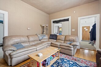 3217 N Newhall St, Unit Lower in Milwaukee, WI - Building Photo - Building Photo