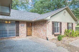 10926 Mosswood Dr in Tyler, TX - Foto de edificio - Building Photo