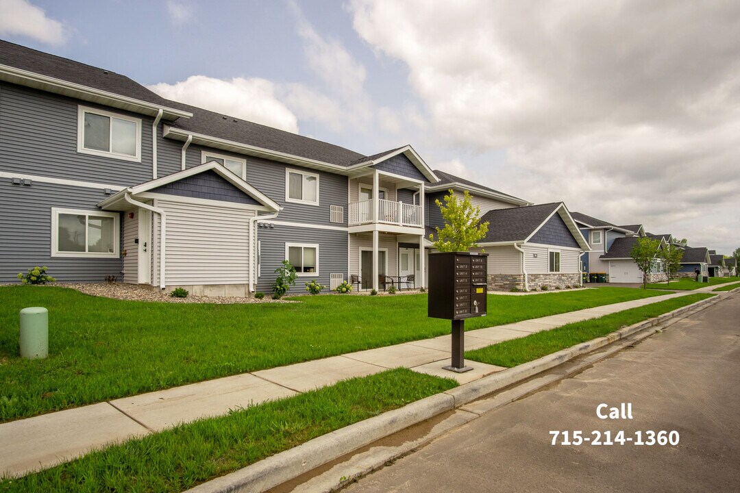 Peregrine Terrace in River Falls, WI - Foto de edificio