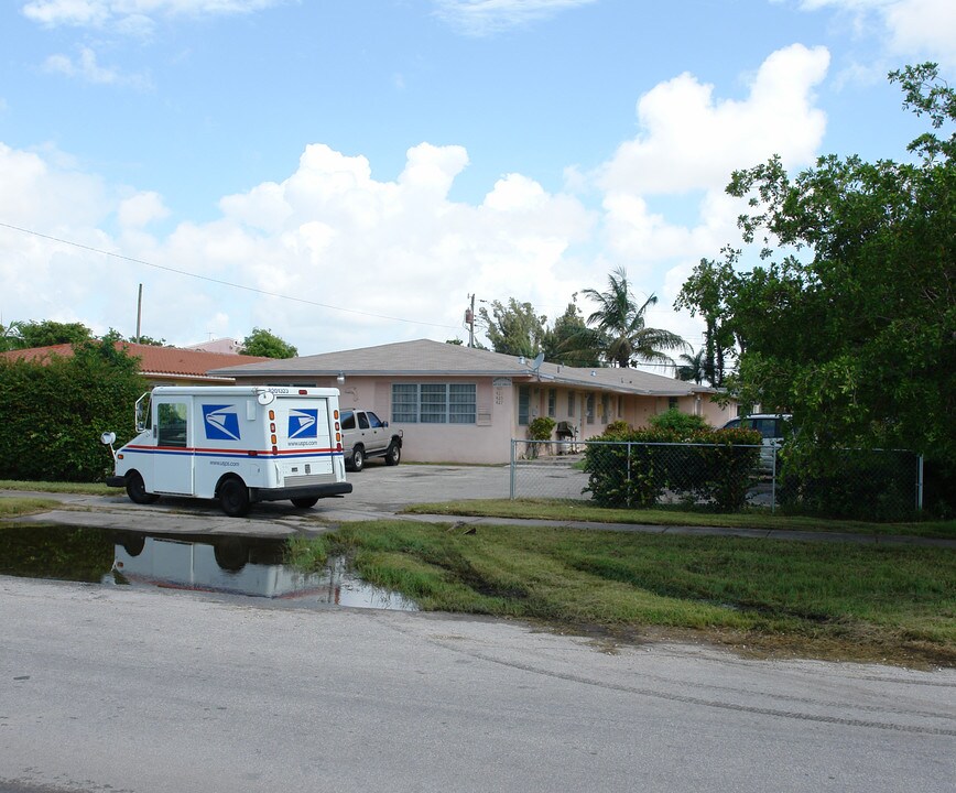 421-427 NE 139th St in Miami, FL - Building Photo