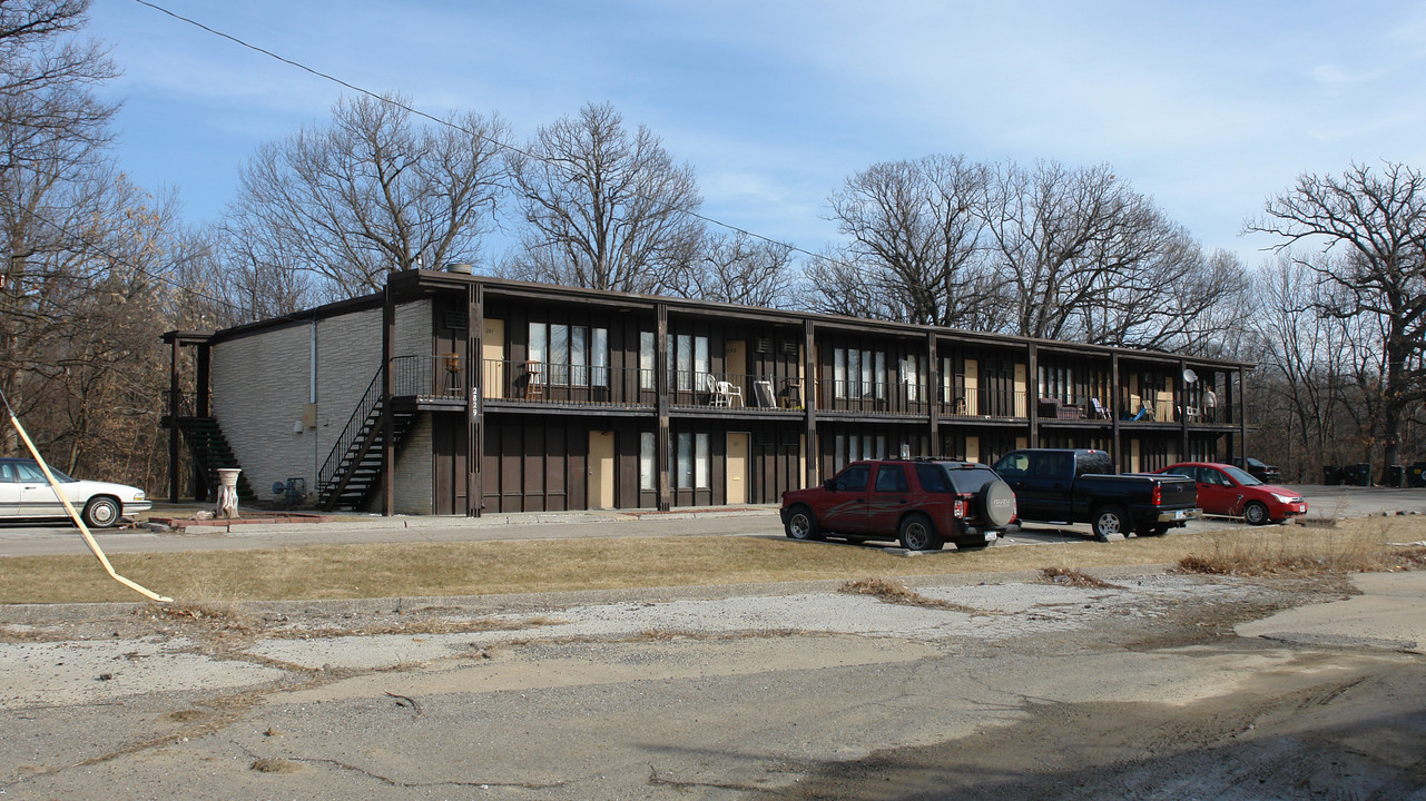 Large Studio Apartments set back in quiet ... in Des Moines, IA - Building Photo