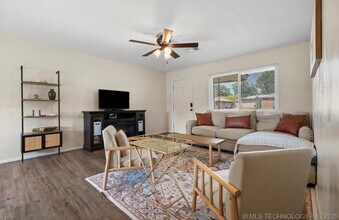 321 NE Elmhurst Ave in Bartlesville, OK - Building Photo - Building Photo