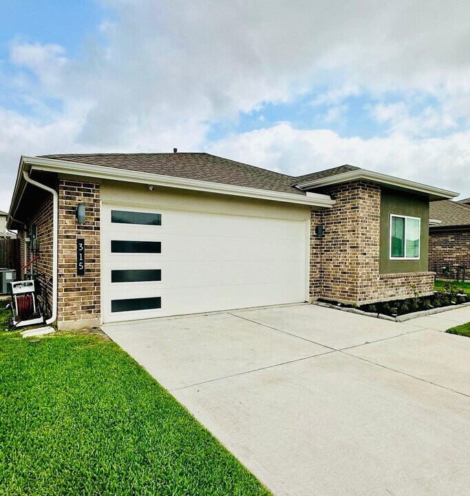 315 John House Ln in Arcola, TX - Building Photo