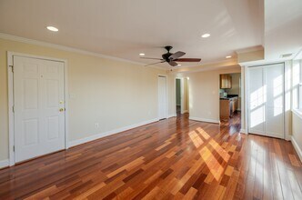 3868 9th St SE, Unit 302 in Washington, DC - Foto de edificio - Building Photo